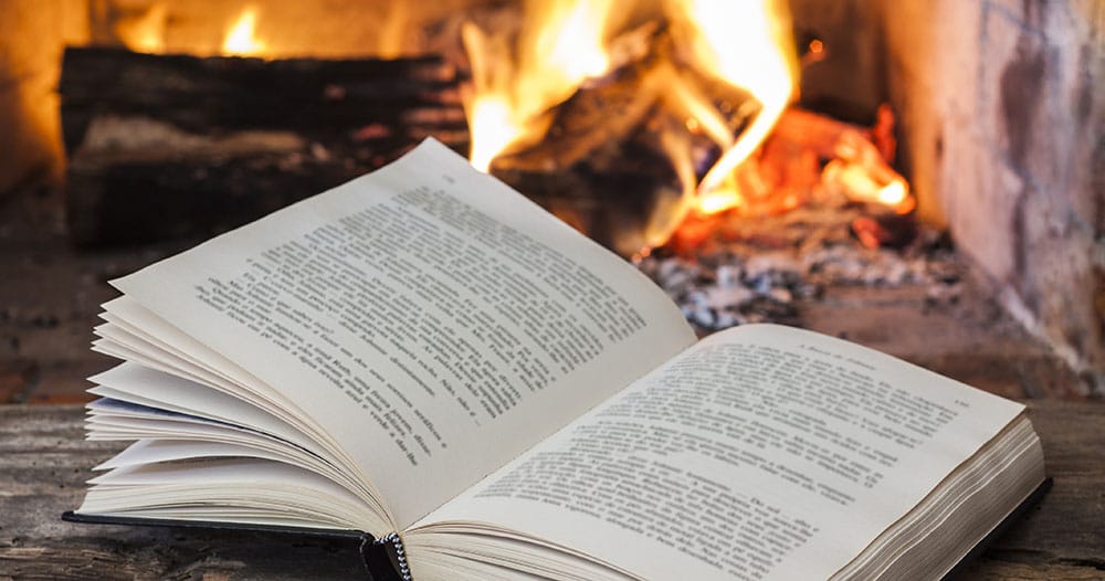 Fire in a fireplace with open book - Carlos André Santos (AdobeStock: 47489625)