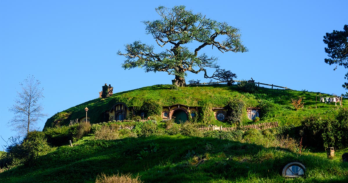 Hobbit house at the Hobbiton Movie Set In New Zealand - munettt (AdobeStock290696080)