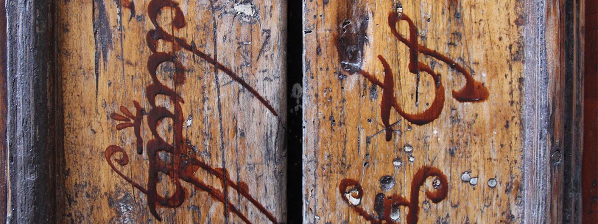 Detalle de una puerta de madera con inscripciones élficas, Giro