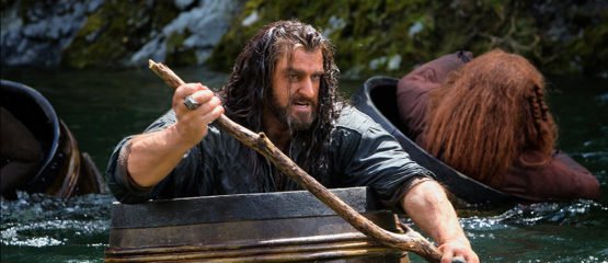 The Hobbit - Smaugs Einöde mit Richard-Armitage als Thorin Eichenschild im Fass - © 2014 Warner Bros. Ent. TM Saul Zaentz Co.