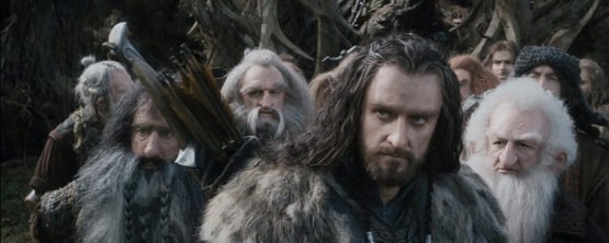 The Hobbit - Smaugs Einöde mit Richard-Armitage als Thorin Eichenschild im Fass mit den Zwergen - © 2014 Warner Bros. Ent. TM Saul Zaentz Co.