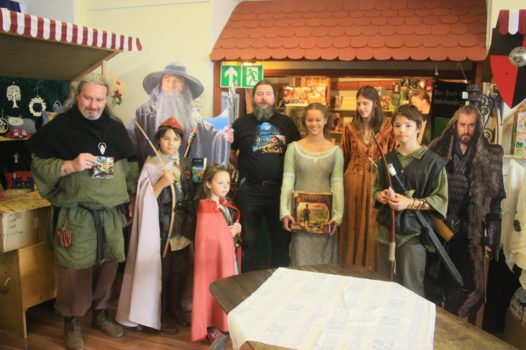 Teilnehmer des Kost++mwettbewerbes zu den Hobbittagen auf der Veste Otzberg. Vierter von links der Initiator des Wettbewerbs Jens G+Âtz, Mitglied der deutschen Tolkiengesellschaft.